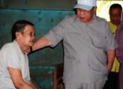 Wali Kota Gorontalo saat menemui seorang lansia. (Foto: Humas)