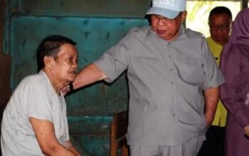 Wali Kota Gorontalo saat menemui seorang lansia. (Foto: Humas)