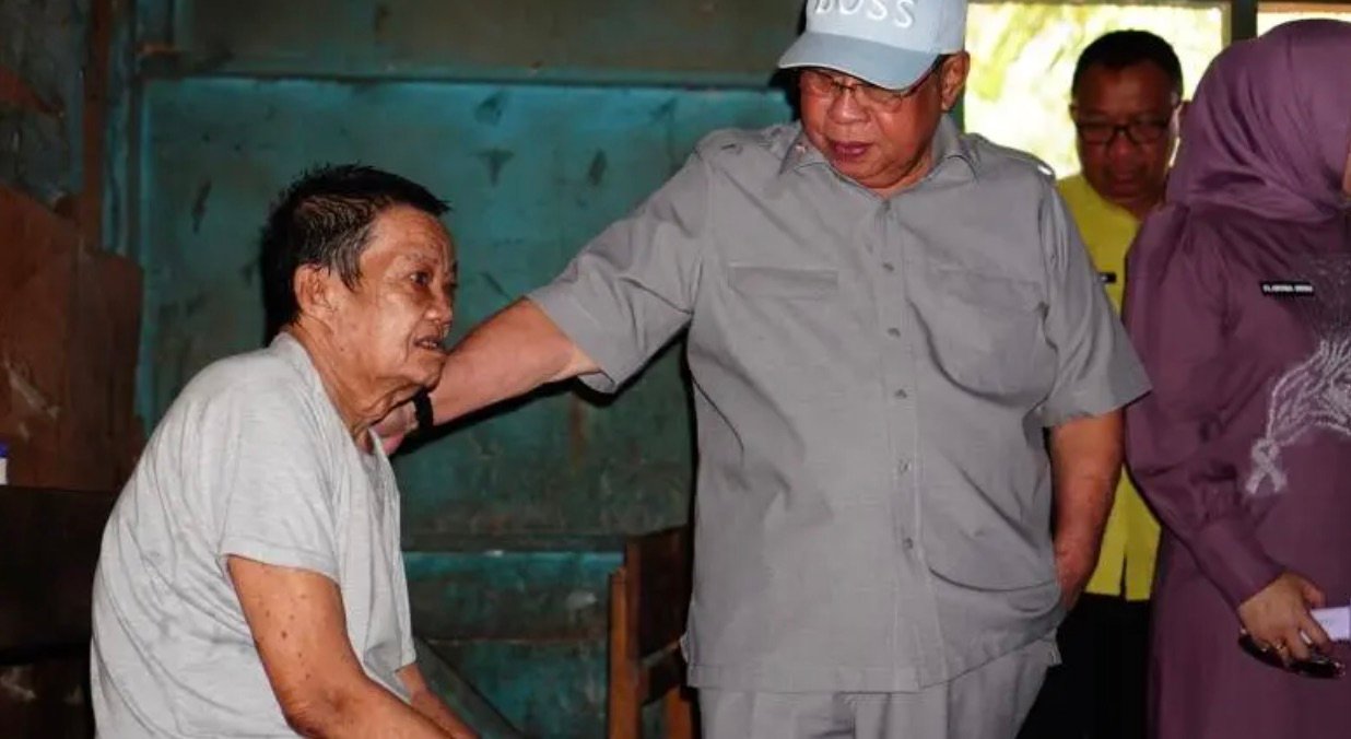 Wali Kota Gorontalo saat menemui seorang lansia. (Foto: Humas)