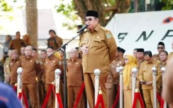 Wali Kota Gorontalo Adhan Dambea memimpin apel pagi awal pekan yang diikuti seluruh aparatur sipil negara (ASN) di lingkungan Pemerintah Kota Gorontalo di Lapangan Taruna Remaja, Senin, 7 September 2026. (Foto; Humas)