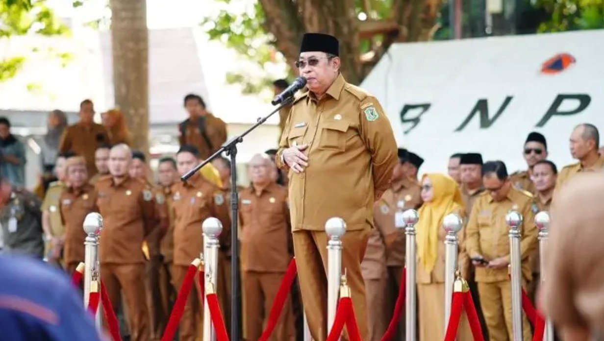 Wali Kota Gorontalo Adhan Dambea memimpin apel pagi awal pekan yang diikuti seluruh aparatur sipil negara (ASN) di lingkungan Pemerintah Kota Gorontalo di Lapangan Taruna Remaja, Senin, 7 September 2026. (Foto; Humas)