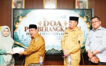 Wali Kota Gorontalo Adhan Dambea melepas 11 peserta utusan Kota Gorontalo yang akan berlaga dalam Musabaqah Tilawatil Quran (MTQ) Nasional XXXI 2026 di Semarang, Jawa Tengah. (Foto: Humas)