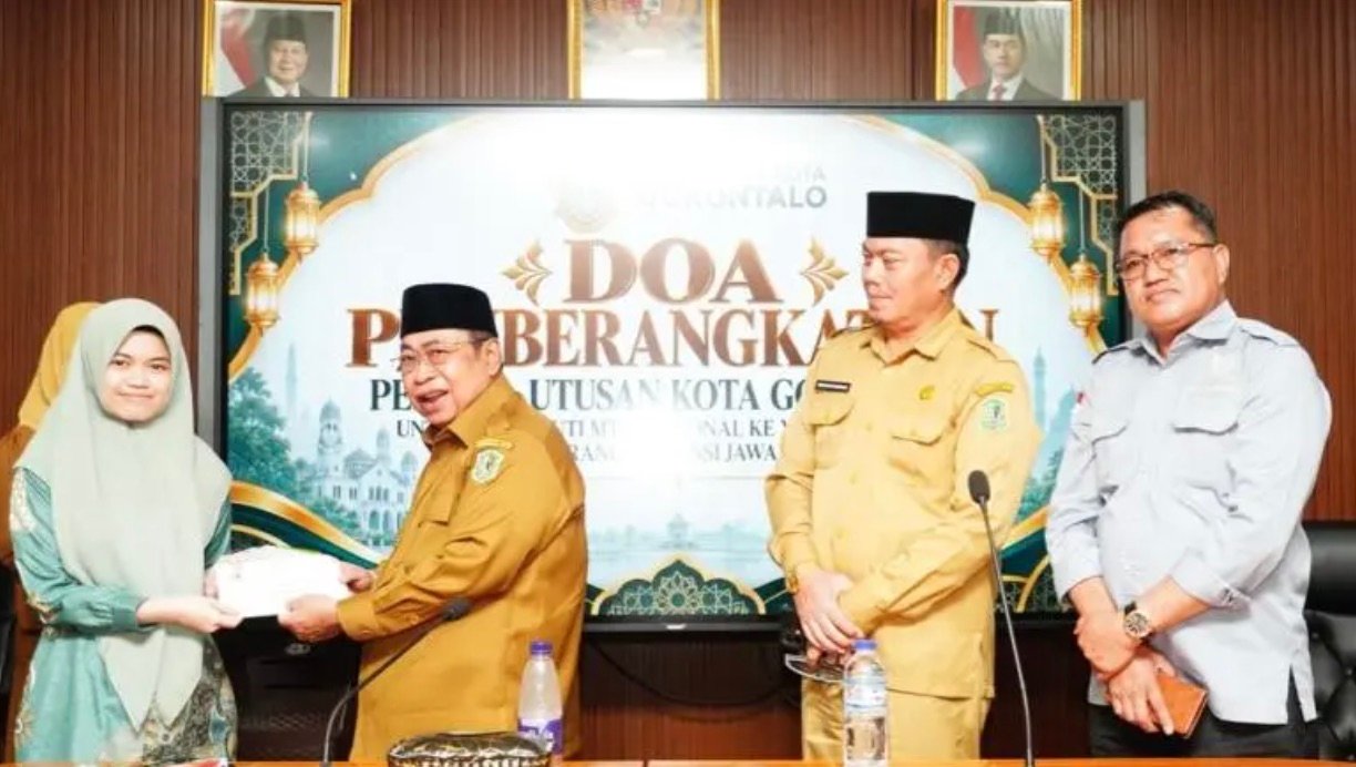 Wali Kota Gorontalo Adhan Dambea melepas 11 peserta utusan Kota Gorontalo yang akan berlaga dalam Musabaqah Tilawatil Quran (MTQ) Nasional XXXI 2026 di Semarang, Jawa Tengah. (Foto: Humas)