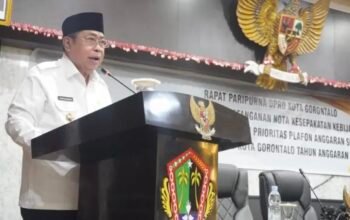 Wali Kota Gorontalo, Adhan Dambea dalam rapat paripurna penandatanganan nota kesepakatan Kebijakan Umum Perubahan Anggaran (KUPA) dan Prioritas Plafon Anggaran Sementara (PPAS) Perubahan APBD Kota Gorontalo 2026 di DPRD Kota Gorontalo, Rabu, 9 September 2026. (Foto: Humas)