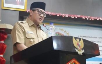 Wakil Wali Kota Gorontalo Indra Gobel saat membacakan nota keuangan dan rancangan peraturan daerah (Ranperda) tentang perubahan APBD Kota Gorontalo tahun anggaran 2026 dalam rapat paripurna di Aula I Kantor DPRD Kota Gorontalo, Senin, 14 September 2026. (Foto: Humas)