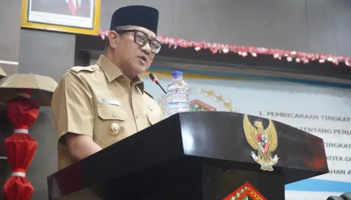 Wakil Wali Kota Gorontalo Indra Gobel saat membacakan nota keuangan dan rancangan peraturan daerah (Ranperda) tentang perubahan APBD Kota Gorontalo tahun anggaran 2026 dalam rapat paripurna di Aula I Kantor DPRD Kota Gorontalo, Senin, 14 September 2026. (Foto: Humas)