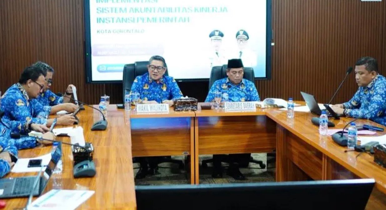 Wakil Wali Kota Gorontalo Indra Gobel saat mengikuti Evaluasi SAKIP di Ruang Pola Kantor Wali Kota Gorontalo, Kamis, 17 September 2026. (Foto: Humas)