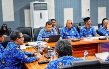 Wakil Wali Kota Gorontalo Indra Gobel saat membuka in-depth interview Evaluasi Sistem Akuntabilitas Kinerja Instansi Pemerintah (SAKIP) Kota Gorontalo bersama Tim Kementerian Pendayagunaan Aparatur Negara dan Reformasi Birokrasi (PAN-RB) secara daring dari Ruang Pola Kantor Wali Kota Gorontalo, Kamis, 17 September 2026. (Foto: Humas)