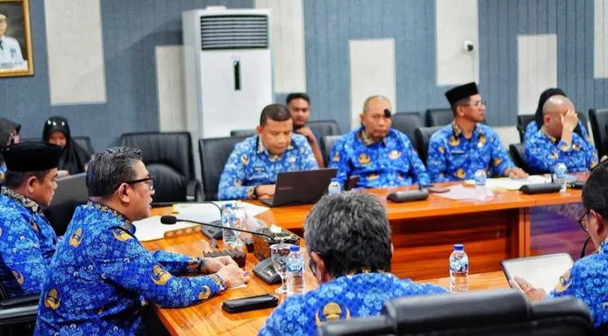 Wakil Wali Kota Gorontalo Indra Gobel saat membuka in-depth interview Evaluasi Sistem Akuntabilitas Kinerja Instansi Pemerintah (SAKIP) Kota Gorontalo bersama Tim Kementerian Pendayagunaan Aparatur Negara dan Reformasi Birokrasi (PAN-RB) secara daring dari Ruang Pola Kantor Wali Kota Gorontalo, Kamis, 17 September 2026. (Foto: Humas)