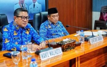 Wakil Wali Kota Gorontalo Indra Gobel saat membuka in-depth interview Evaluasi Sistem Akuntabilitas Kinerja Instansi Pemerintah (SAKIP) Kota Gorontalo bersama Tim Kementerian Pendayagunaan Aparatur Negara dan Reformasi Birokrasi (PAN-RB) secara daring dari Ruang Pola Kantor Wali Kota Gorontalo, Kamis, 17 September 2026. (Foto: Humas)