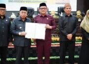 Wali Kota Gorontalo Adhan Dambea saat menghadiri apat Paripurna DPRD Kota Gorontalo dengan agenda pembicaraan tingkat II dalam rangka persetujuan bersama terhadap Rancangan Peraturan Daerah tentang Perubahan APBD Tahun Anggaran 2026 di Aula DPRD Kota Gorontalo, Senin, 21 September 2026. (Foto: Humas)