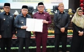 Wali Kota Gorontalo Adhan Dambea saat menghadiri apat Paripurna DPRD Kota Gorontalo dengan agenda pembicaraan tingkat II dalam rangka persetujuan bersama terhadap Rancangan Peraturan Daerah tentang Perubahan APBD Tahun Anggaran 2026 di Aula DPRD Kota Gorontalo, Senin, 21 September 2026. (Foto: Humas)