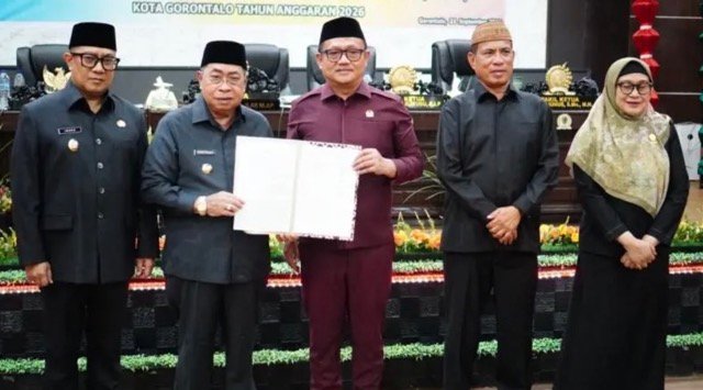 Wali Kota Gorontalo Adhan Dambea saat menghadiri apat Paripurna DPRD Kota Gorontalo dengan agenda pembicaraan tingkat II dalam rangka persetujuan bersama terhadap Rancangan Peraturan Daerah tentang Perubahan APBD Tahun Anggaran 2026 di Aula DPRD Kota Gorontalo, Senin, 21 September 2026. (Foto: Humas)