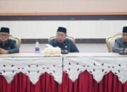 Wali Kota Gorontalo Adhan Dambea saat memimpin Rapat Koordinasi dan Evaluasi (Rakorev) penyelenggaraan pemerintahan, pembangunan, dan kemasyarakatan di Bandhayo Lo Yiladia, Senin, 21 September 2026. (Foto: Humas)