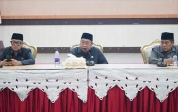 Wali Kota Gorontalo Adhan Dambea saat memimpin Rapat Koordinasi dan Evaluasi (Rakorev) penyelenggaraan pemerintahan, pembangunan, dan kemasyarakatan di Bandhayo Lo Yiladia, Senin, 21 September 2026. (Foto: Humas)