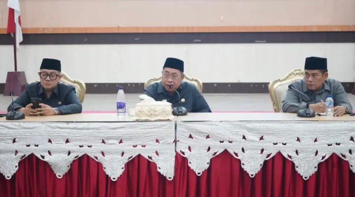 Wali Kota Gorontalo Adhan Dambea saat memimpin Rapat Koordinasi dan Evaluasi (Rakorev) penyelenggaraan pemerintahan, pembangunan, dan kemasyarakatan di Bandhayo Lo Yiladia, Senin, 21 September 2026. (Foto: Humas)