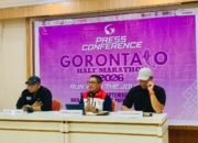 Kepala Disparekrafpora Provinsi Gorontalo, Sultan Kalupe, saat memberikan keterangan dalam konferensi pers Gorontalo Half Marathon (GoHM) 2026 di Aula Kantor Disparekrafpora Provinsi Gorontalo, Selasa (1/9/2026)/Hibata..id