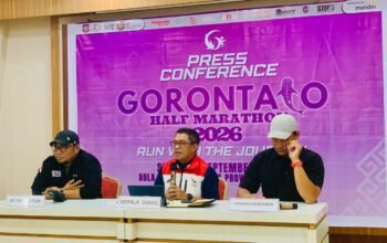 Kepala Disparekrafpora Provinsi Gorontalo, Sultan Kalupe, saat memberikan keterangan dalam konferensi pers Gorontalo Half Marathon (GoHM) 2026 di Aula Kantor Disparekrafpora Provinsi Gorontalo, Selasa (1/9/2026)/Hibata..id