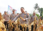 Kapolresta Samarinda Kombes Pol Hendri Umar memimpin panen jagung bersama Kelompok Tani Barokah/Hibata.id