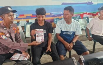 Polsek KP Samarinda menyosialisasikan Maklumat Kapolda Kaltim kepada masyarakat dan pengguna jasa Pelabuhan Samarinda sebagai upaya pencegahan karhutla/Hibata.id