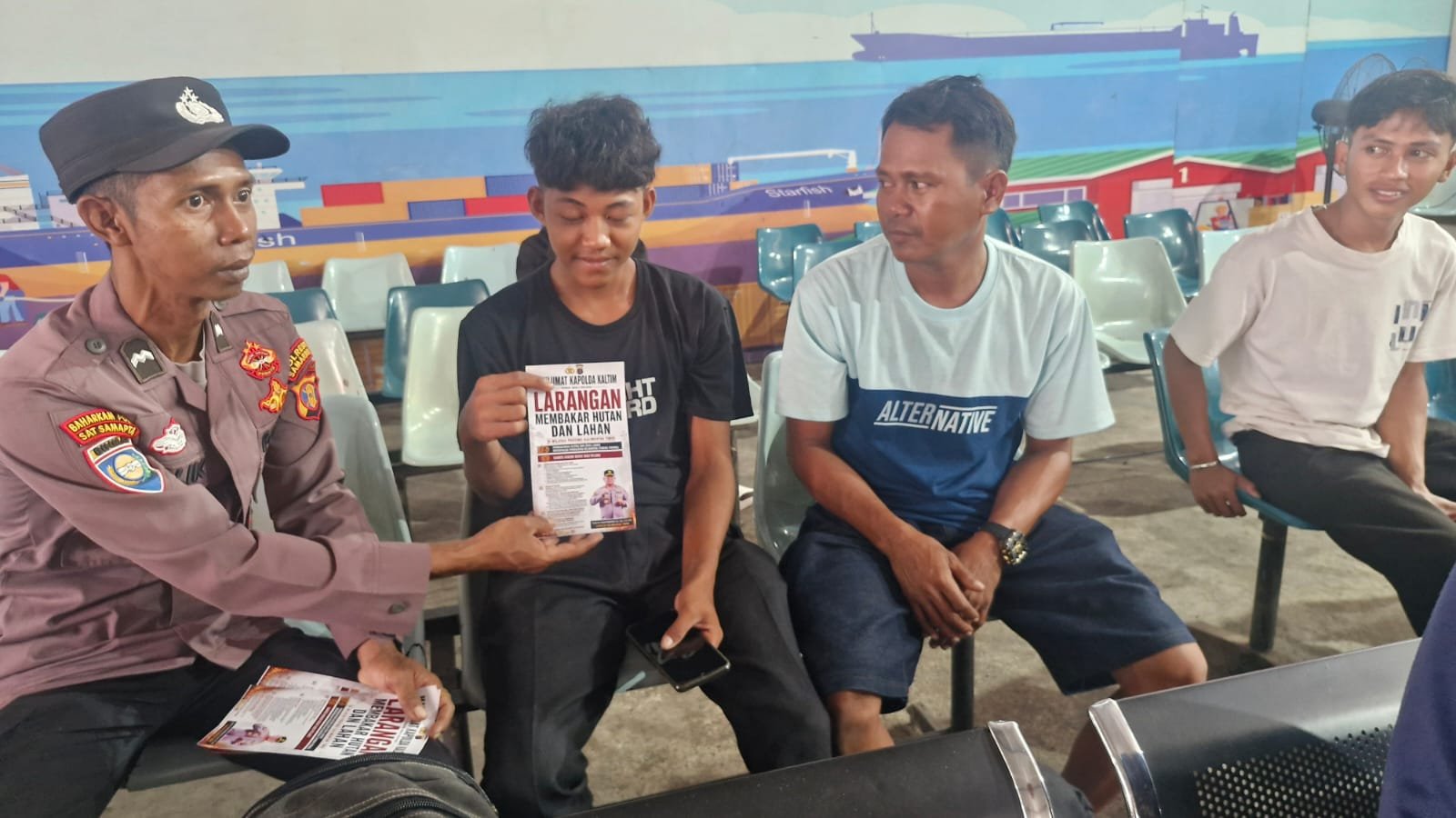 Polsek KP Samarinda menyosialisasikan Maklumat Kapolda Kaltim kepada masyarakat dan pengguna jasa Pelabuhan Samarinda sebagai upaya pencegahan karhutla/Hibata.id