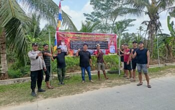 Polsek Palaran memasang spanduk dan mengedukasi warga Handil Bakti serta Bentuas, Samarinda, untuk meningkatkan pencegahan kebakaran hutan dan lahan/Hibata.id
