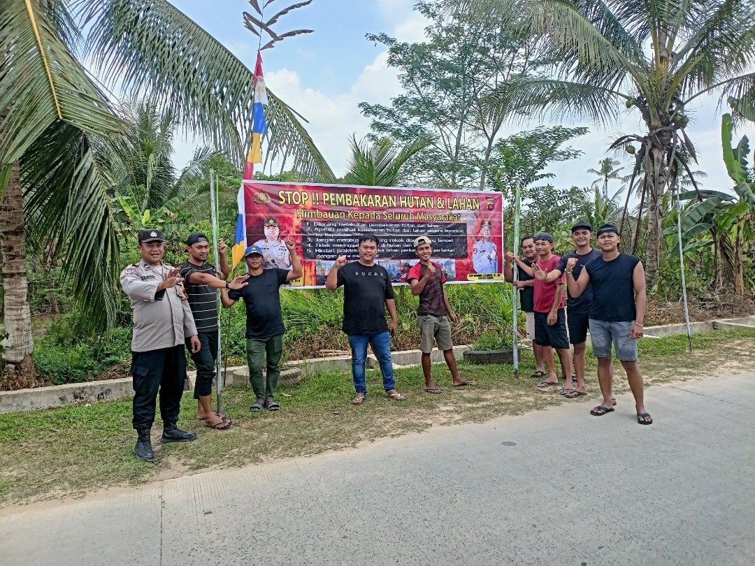 Polsek Palaran memasang spanduk dan mengedukasi warga Handil Bakti serta Bentuas, Samarinda, untuk meningkatkan pencegahan kebakaran hutan dan lahan/Hibata.id