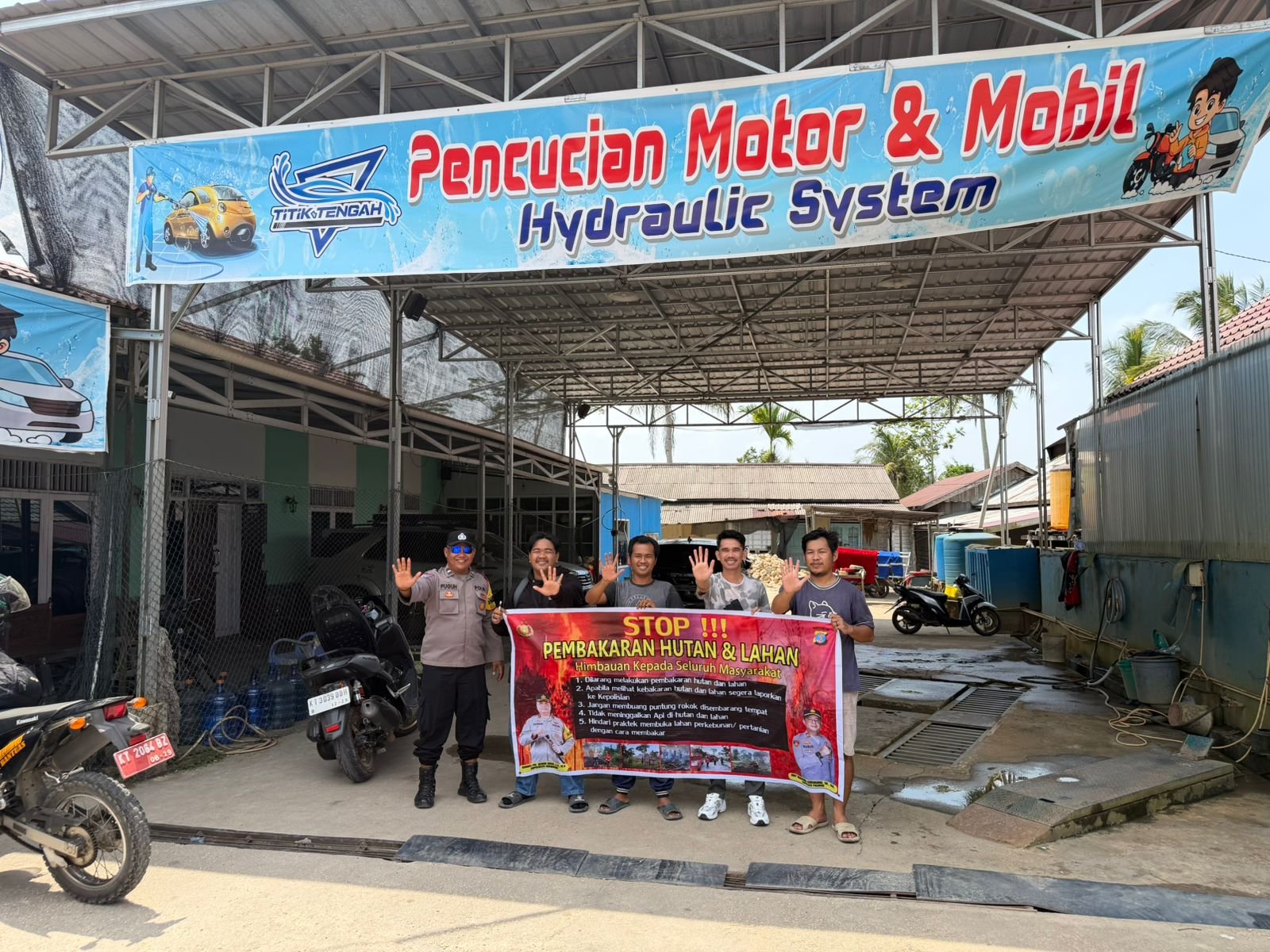 Polsek Sungai Pinang mengajak warga Gunung Lingai, Samarinda, berperan aktif mencegah karhutla dan segera melaporkan jika menemukan titik api/Hibata.id