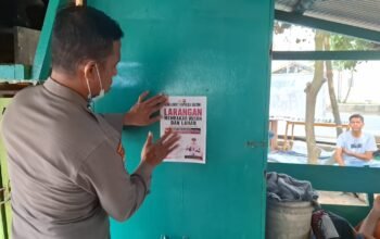 Sat Binmas Polresta Samarinda memasang Maklumat Kapolda Kaltim di sejumlah titik untuk mengajak masyarakat mencegah kebakaran hutan dan lahan/Hibata.id
