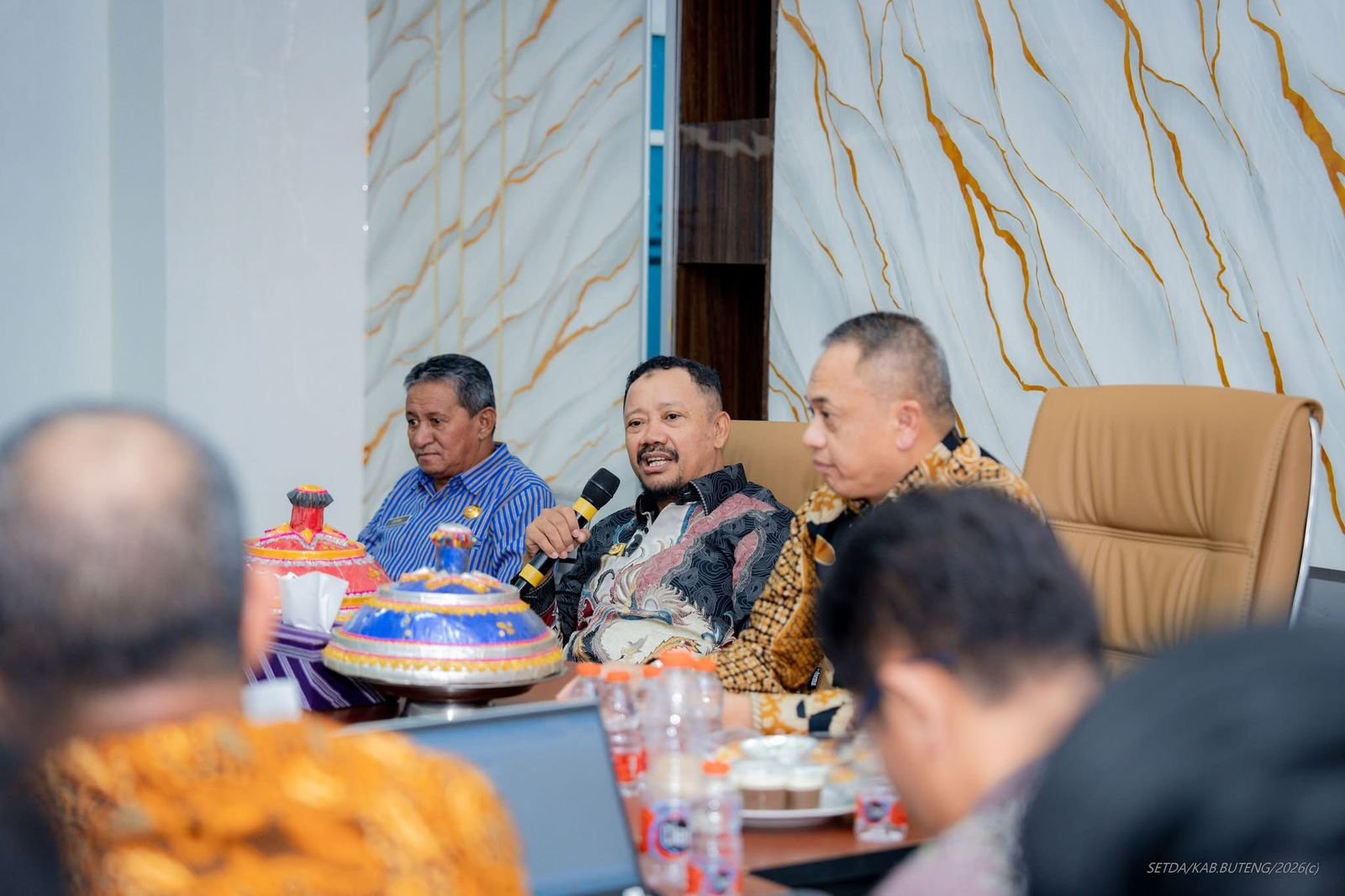 Bupati Buton Tengah Dr Azhari mendorong PLN mempercepat pemerataan listrik ke wilayah kepulauan, termasuk Talaga Besar dan Desa Kokoe/Hibata.id