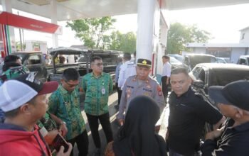 Pemerintah Kota Kotamobagu bersama Polres Kotamobagu dan Kodim 1303 Bolaang Mongondow memantau sejumlah stasiun pengisian bahan bakar umum (SPBU) menyusul antrean kendaraan yang terjadi di beberapa lokasi. (Foto: Humas)