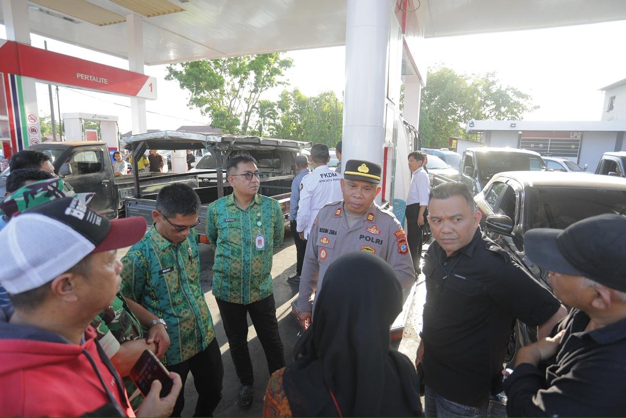 Pemerintah Kota Kotamobagu bersama Polres Kotamobagu dan Kodim 1303 Bolaang Mongondow memantau sejumlah stasiun pengisian bahan bakar umum (SPBU) menyusul antrean kendaraan yang terjadi di beberapa lokasi. (Foto: Humas)