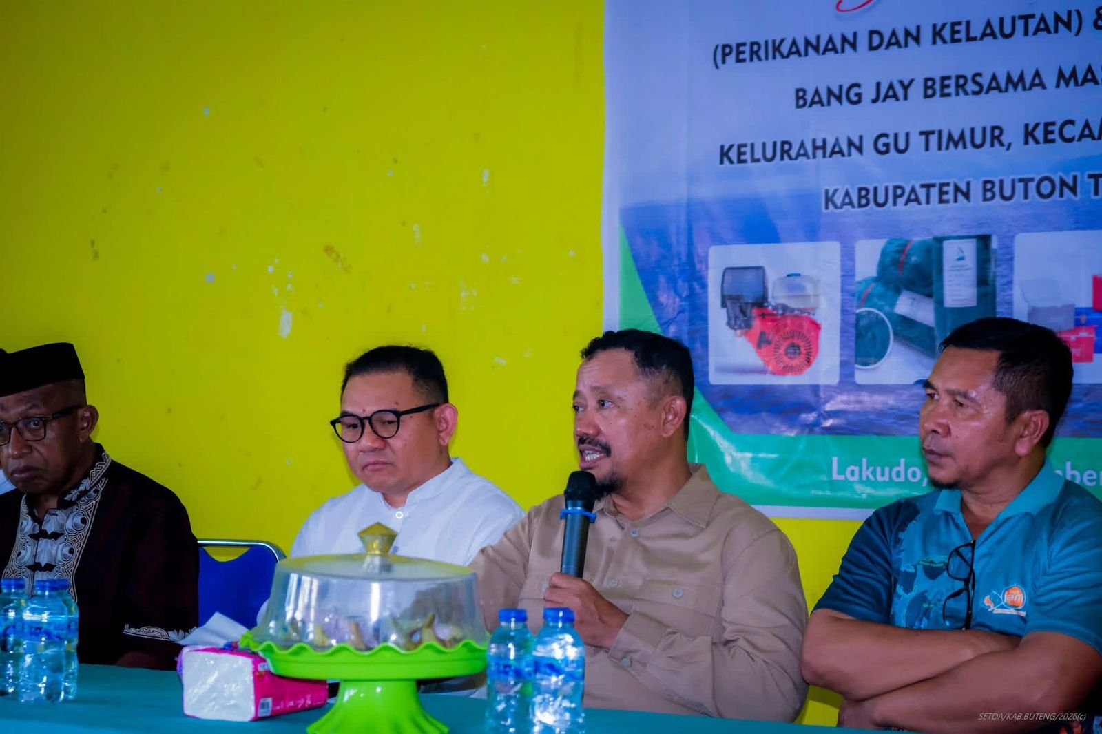 Bupati Buton Tengah Azhari mendorong program pemerintah pusat untuk infrastruktur, pertanian, perikanan dan pendidikan serta mengusulkan rute Kasipute–Mawasangka.