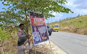 Polsek Mawasangka Tengah memasang baliho di tiga titik strategis untuk mengajak masyarakat Buton Tengah mencegah kebakaran hutan dan lahan saat musim kering/Hibata.id