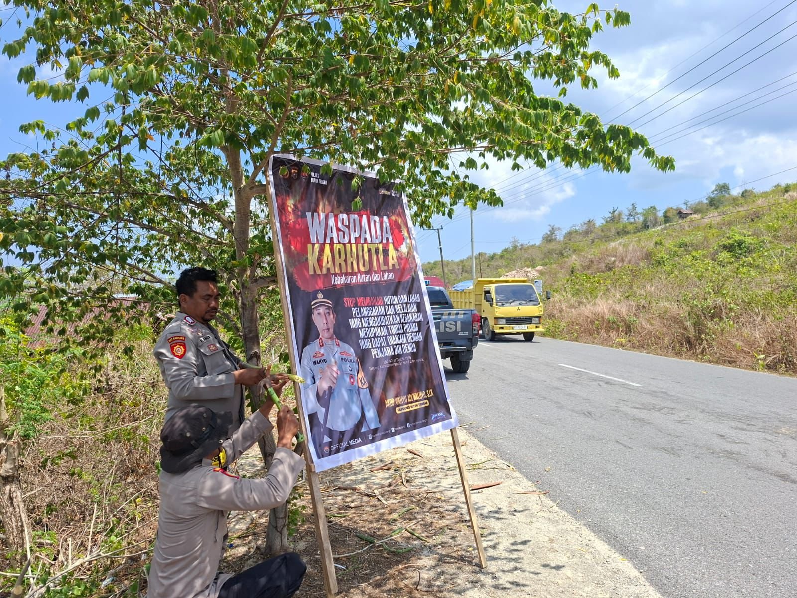 Polsek Mawasangka Tengah memasang baliho di tiga titik strategis untuk mengajak masyarakat Buton Tengah mencegah kebakaran hutan dan lahan saat musim kering/Hibata.id