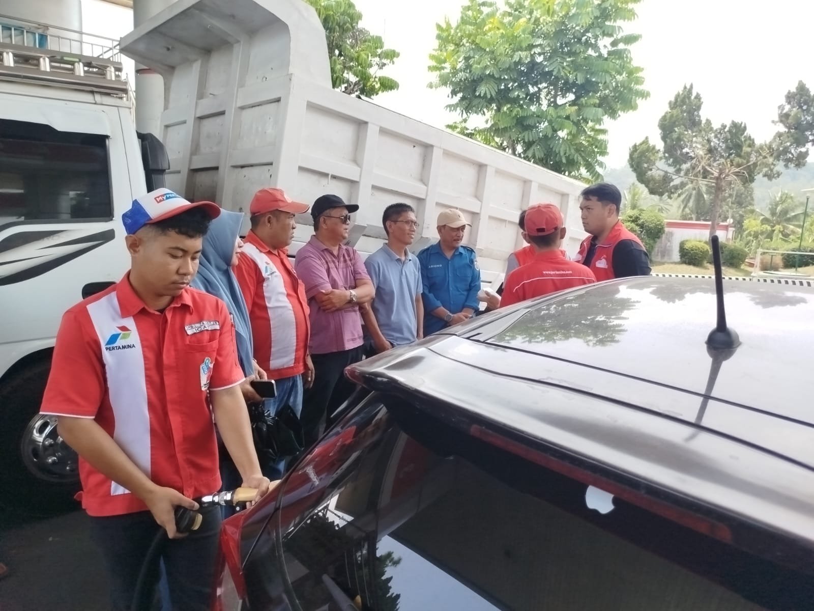 Pemerintah Kota Kotamobagu bersama PT Pertamina Patra Niaga SulutGo memantau langsung penyaluran bahan bakar minyak (BBM) di sejumlah stasiun pengisian bahan bakar umum (SPBU), Sabtu, 5 September 2026. (Foto: Humas)