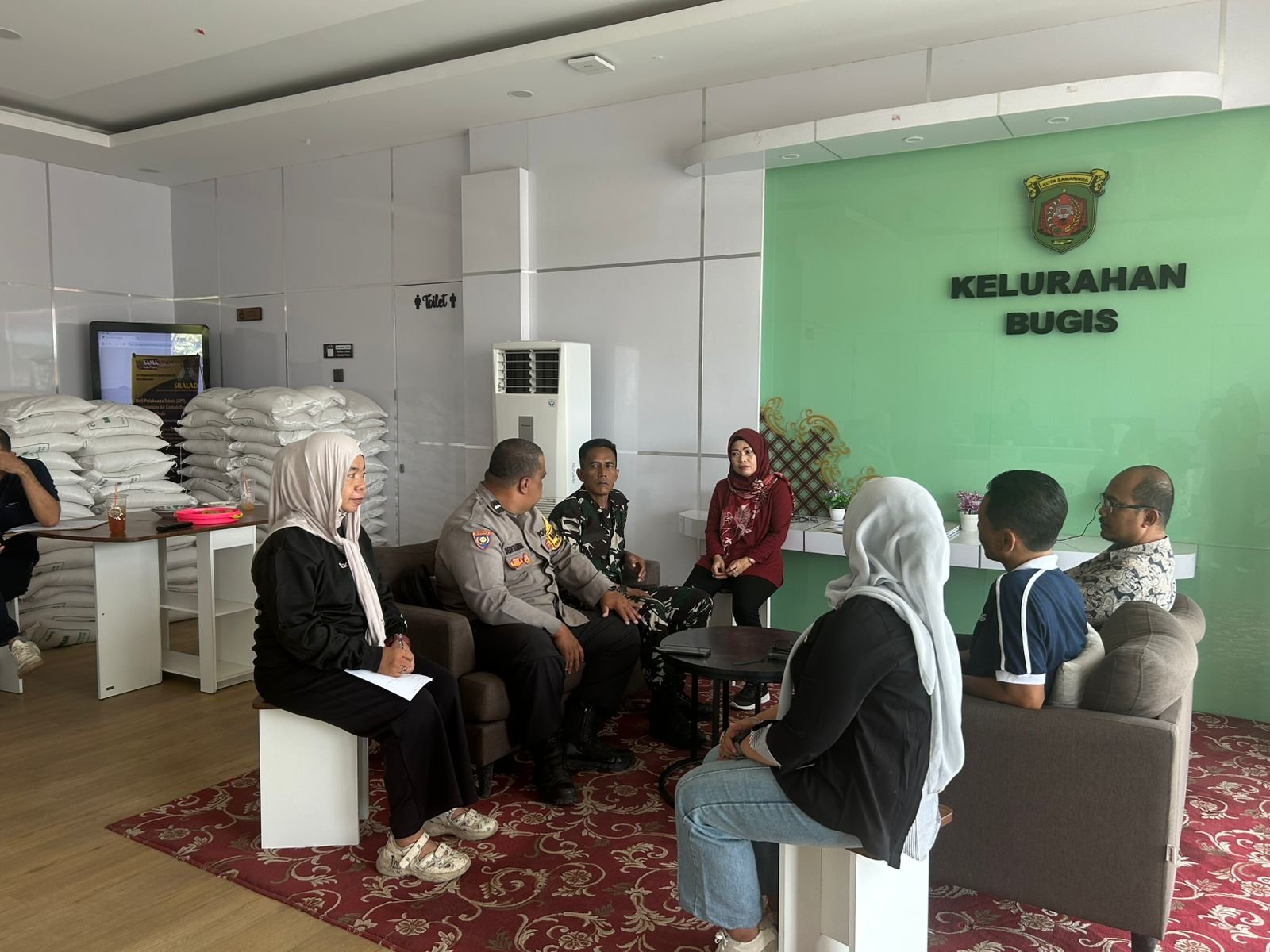 Polsek Samarinda Kota dan Kelurahan Bugis memperkuat kesiapsiagaan Karhutla melalui pembentukan posko, patroli, edukasi dan pembagian masker/Hibata.id