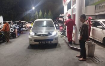 Antrean kendaraan di sejumlah stasiun pengisian bahan bakar umum (SPBU) di Kota Kotamobagu, Sulawesi Utara, mulai berangsur normal. (Foto: Humas)