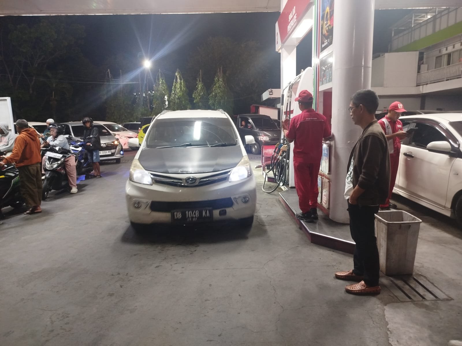 Antrean kendaraan di sejumlah stasiun pengisian bahan bakar umum (SPBU) di Kota Kotamobagu, Sulawesi Utara, mulai berangsur normal. (Foto: Humas)