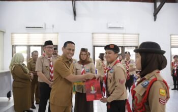 Wali Kota Kotamobagu, Weny Gaib dalam acara penerimaan kontingen di Ruang Rapat Dinas Pekerjaan Umum dan Penataan Ruang Kota Kotamobagu, Senin, 7 September 2026. (Foto: Humas)