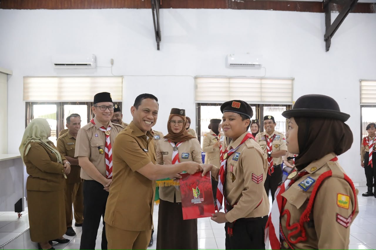 Wali Kota Kotamobagu, Weny Gaib dalam acara penerimaan kontingen di Ruang Rapat Dinas Pekerjaan Umum dan Penataan Ruang Kota Kotamobagu, Senin, 7 September 2026. (Foto: Humas)