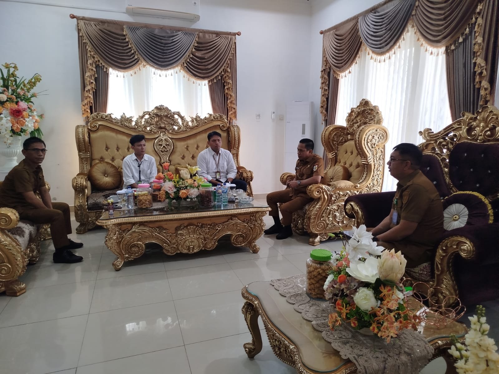 Wali Kota Kotamobagu Weny Gaib bersama perwakilan PT Pertamina Patra Niaga SulutGo di Rumah Dinas Wali Kota Kotamobagu, Senin, 7 September 2026. (Foto: Humas)