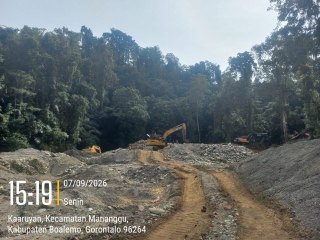 Sejumlah alat berat jenis ekskavator diduga beroperasi di kawasan hutan Kaayuran, Kecamatan Mananggu, Kabupaten Boalemo. (Foto: istw)