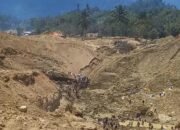 Potongan Video yang memperlihatkan seorang warga diduga tertimbun material tanah di lokasi pertambangan emas tanpa izin (PETI) beredar di media sosial.