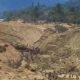 Potongan Video yang memperlihatkan seorang warga diduga tertimbun material tanah di lokasi pertambangan emas tanpa izin (PETI) beredar di media sosial.