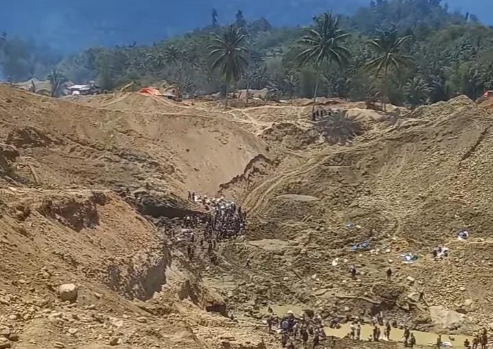 Potongan Video yang memperlihatkan seorang warga diduga tertimbun material tanah di lokasi pertambangan emas tanpa izin (PETI) beredar di media sosial.