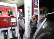 Wali Kota Kotamobagu Weny Gaib memantau langsung penyaluran bahan bakar minyak (BBM) di SPBU Kotobangon, Senin malam, 7 September 2026. (Foto: Humas)