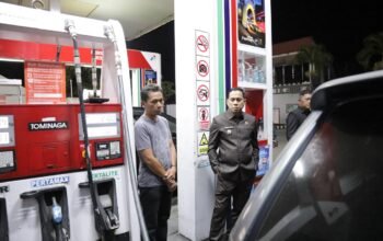 Wali Kota Kotamobagu Weny Gaib memantau langsung penyaluran bahan bakar minyak (BBM) di SPBU Kotobangon, Senin malam, 7 September 2026. (Foto: Humas)