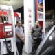 Wali Kota Kotamobagu Weny Gaib memantau langsung penyaluran bahan bakar minyak (BBM) di SPBU Kotobangon, Senin malam, 7 September 2026. (Foto: Humas)