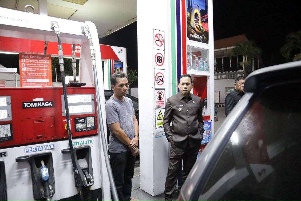 Wali Kota Kotamobagu Weny Gaib memantau langsung penyaluran bahan bakar minyak (BBM) di SPBU Kotobangon, Senin malam, 7 September 2026. (Foto: Humas)